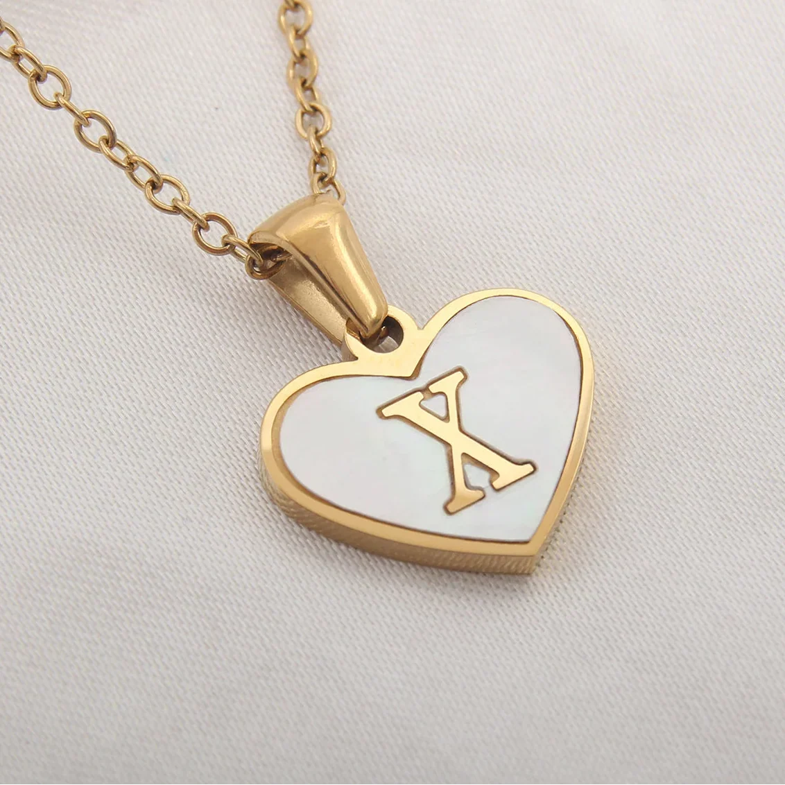 Collar con colgante de corazón blanco con inicial x