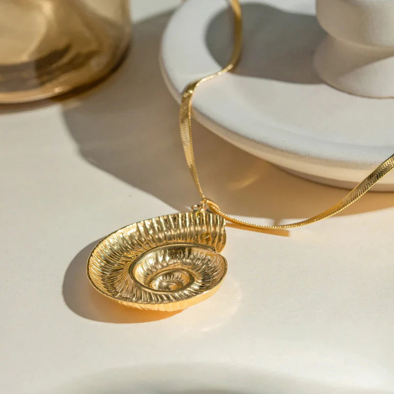 Collar con Colgante de Concha en Espiral