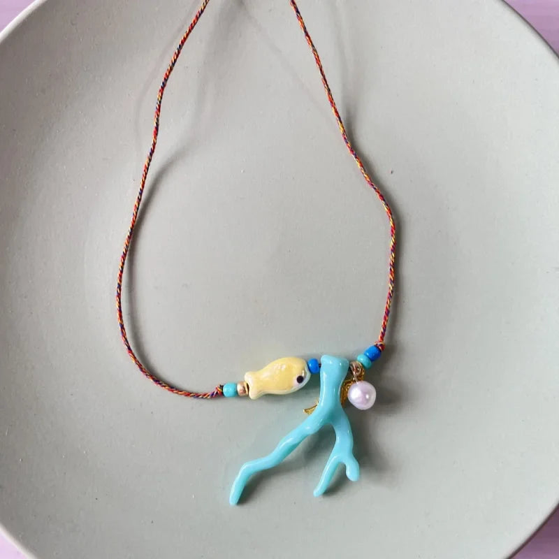 Collar con Colgante de Coral y Pez azul