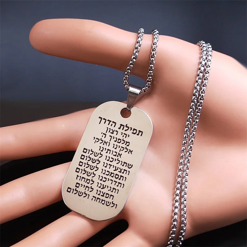 Collar con colgante de plegarias judías Mezuzá en letras hebreas de plata