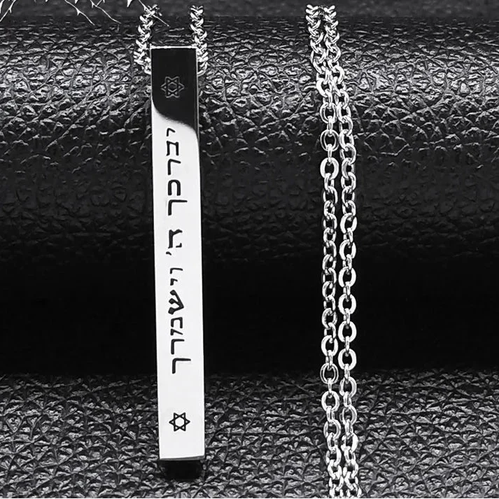 Collar con colgante de protección Mesuzá y letras hebreas judío plateado