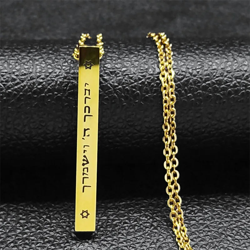 Collar con colgante de protección Mesuzá y letras hebreas judío dorado