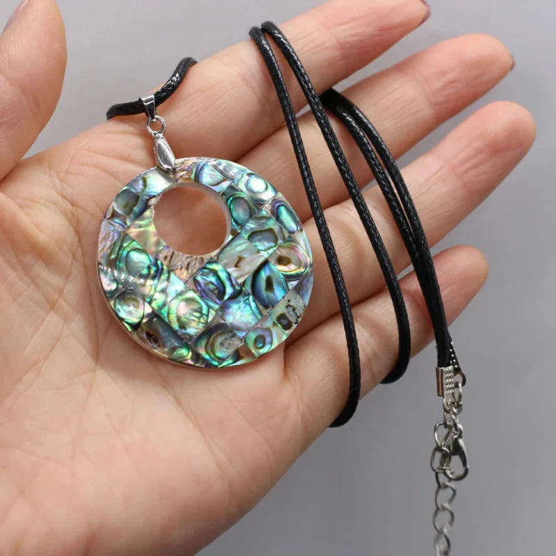 Collar de Cuero con Colgante de Nácar y Concha 