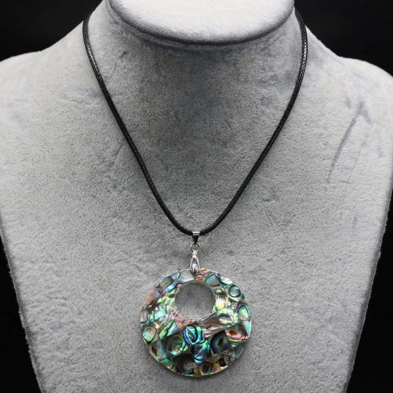 Collar de Cuero con Colgante de Nácar y Concha