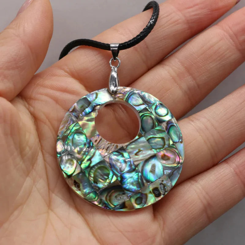 Collar de Cuero con Colgante de Nácar y Concha
