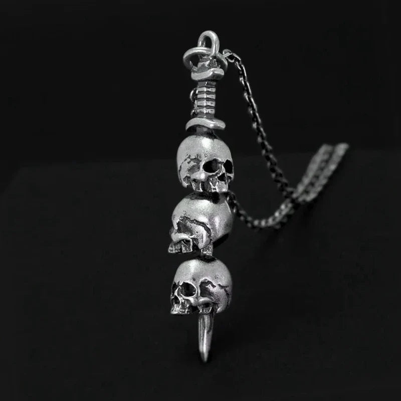 Collar con Colgante de Espada y Calaveras