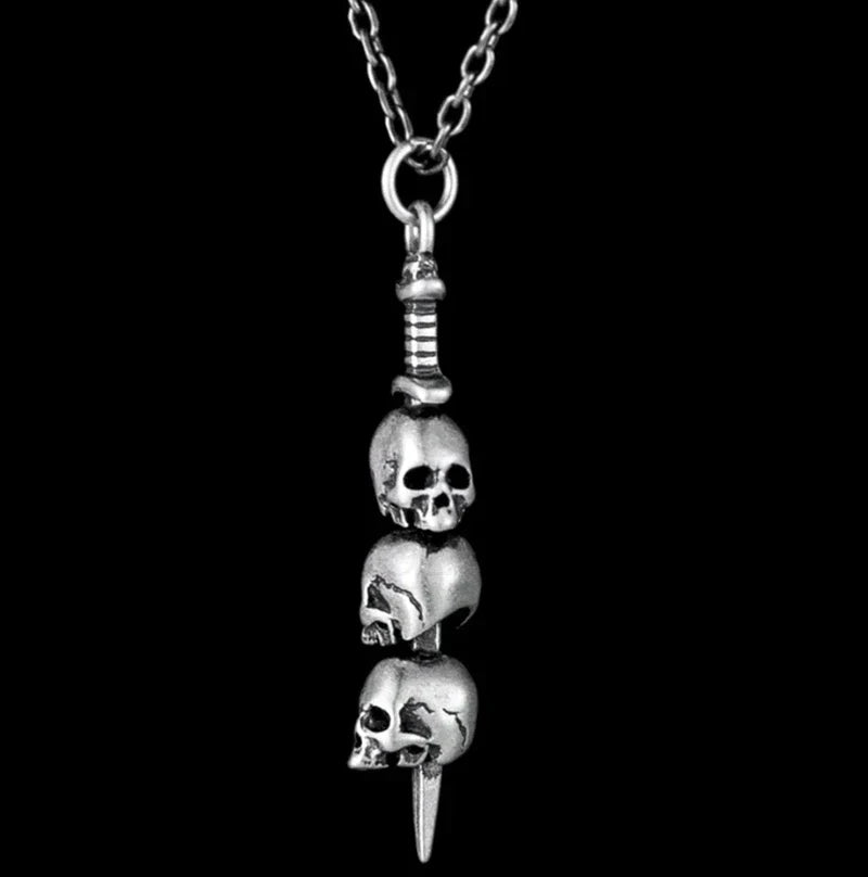Collar con Colgante de Espada y Calaveras