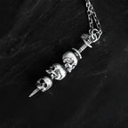 Collar con Colgante de Espada y Calaveras