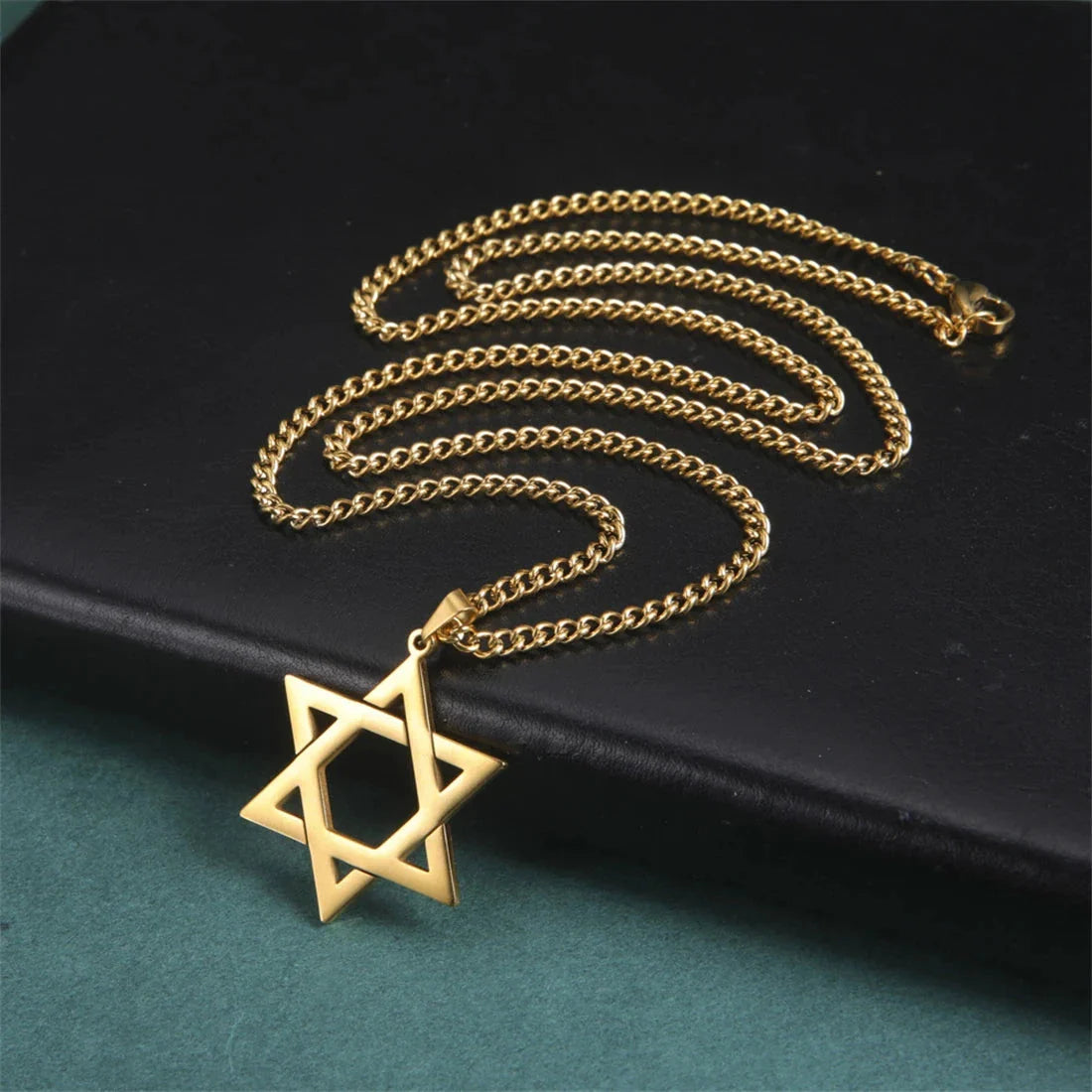 Collar con Colgante Estrella de David dorado
