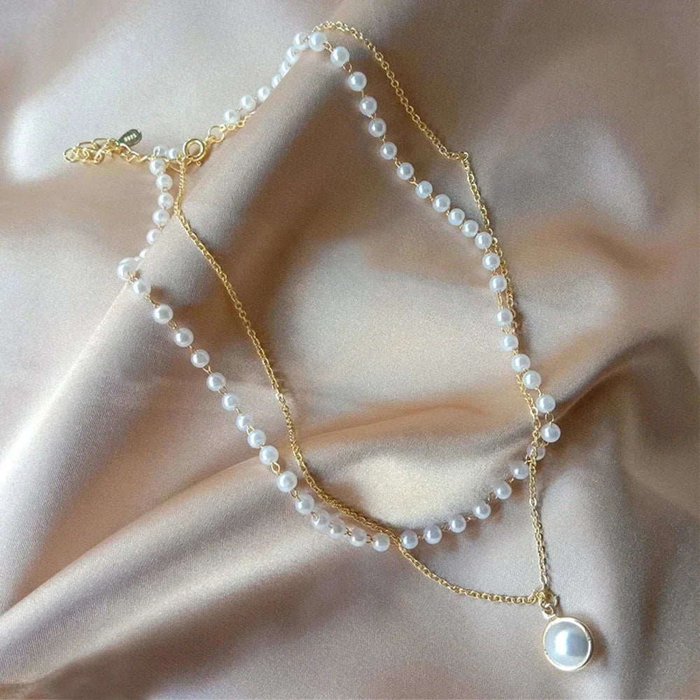 Collar con Colgante de Perlas Blancas en oro