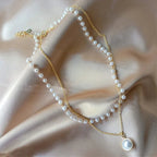 Collar con Colgante de Perlas Blancas en oro