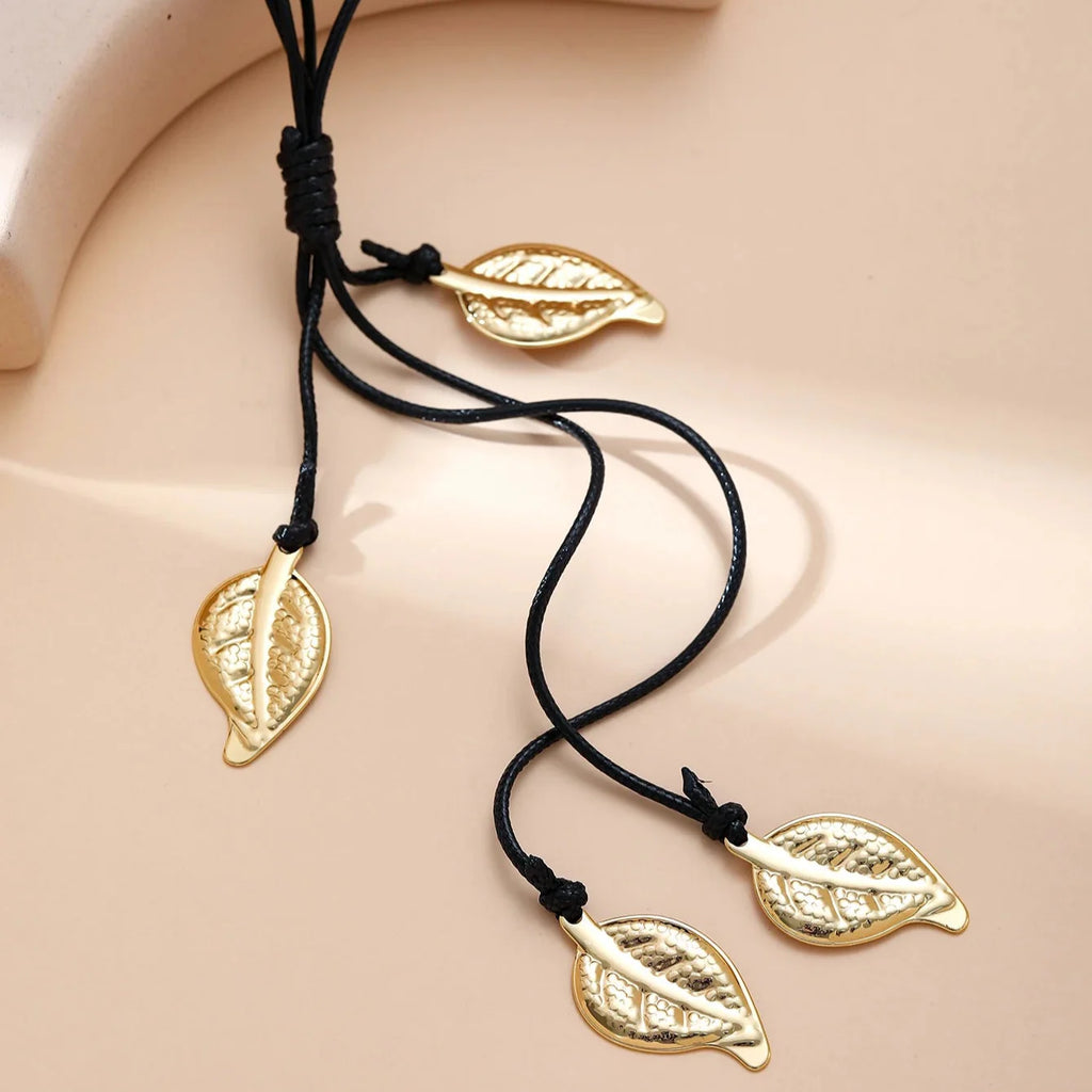 Collar con Colgante de Hoja de Otoño