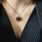 Collar con Colgante de Hoja de Arce negra