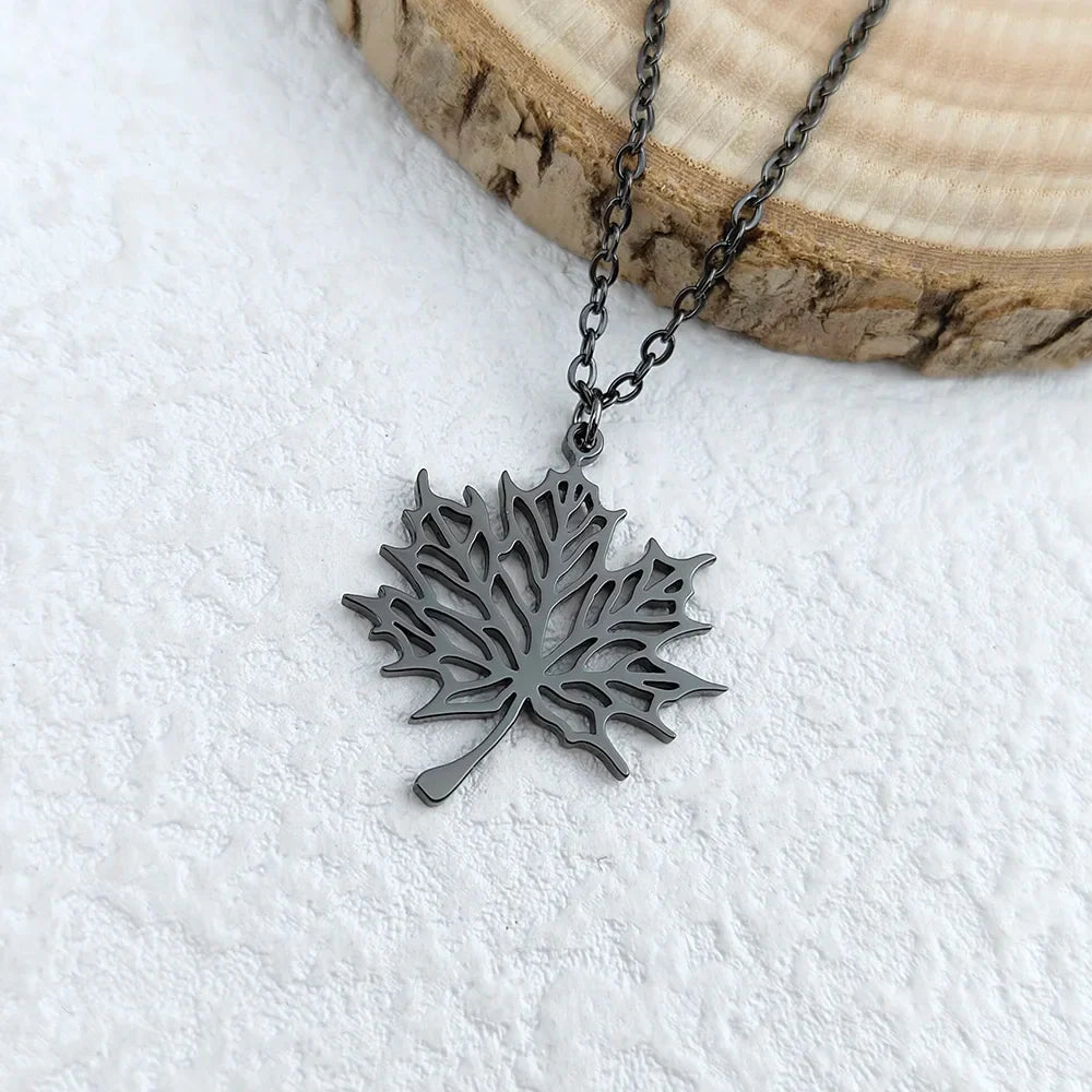 Collar con Colgante de Hoja de Arce negra