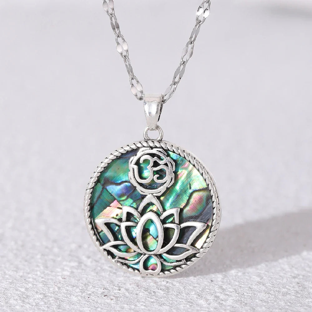 Collar con Colgante de Flor de Loto