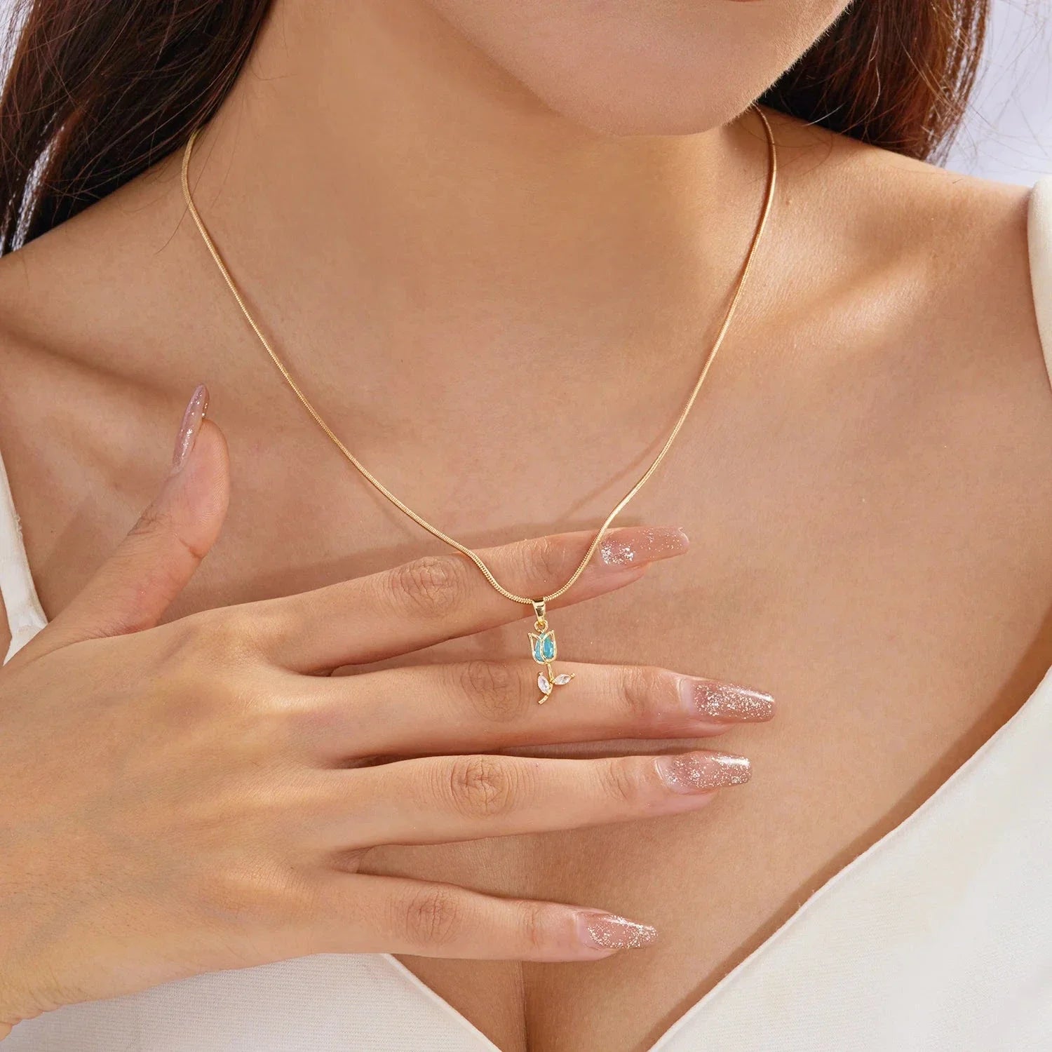 Collar con colgante de flor de tulipán en circonio verde