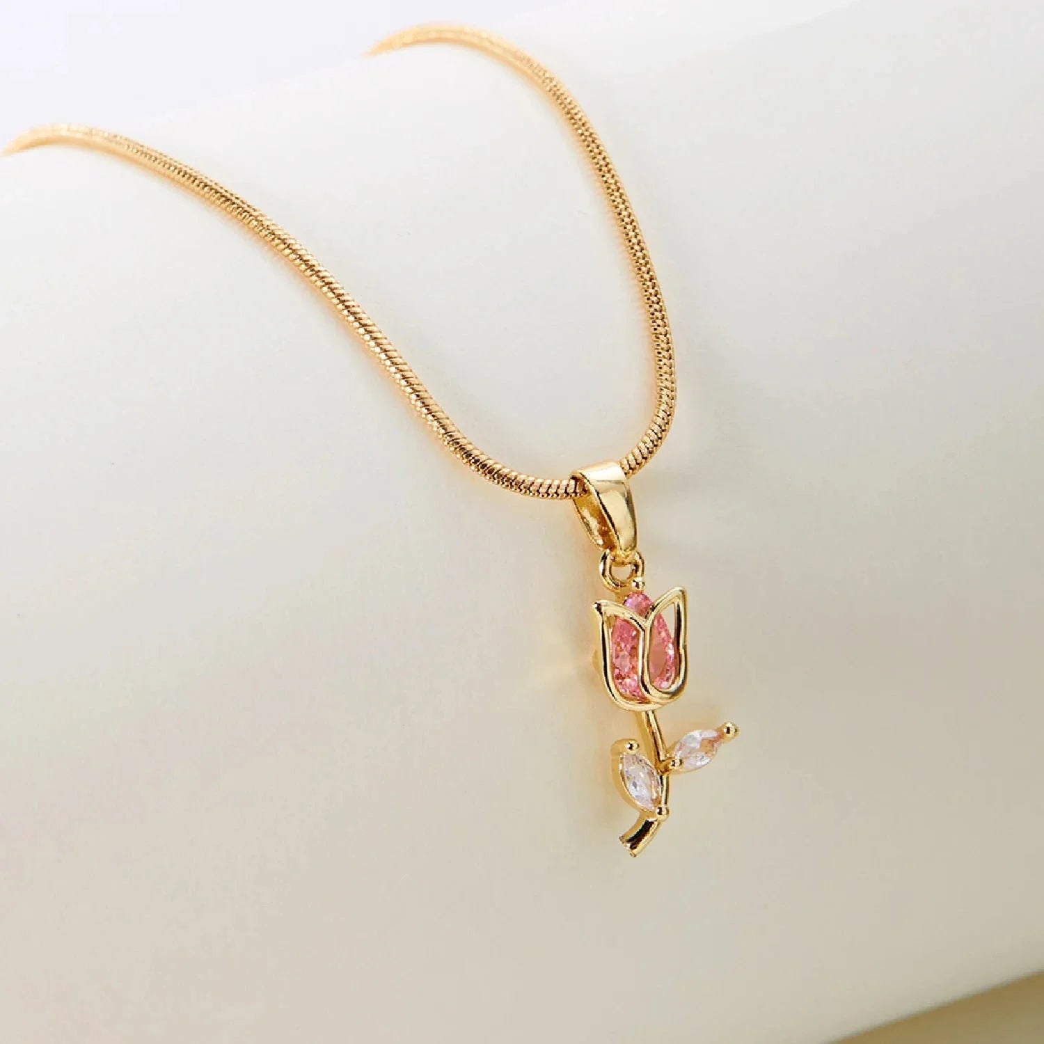 Collar con colgante de flor de tulipán en circonio rosa