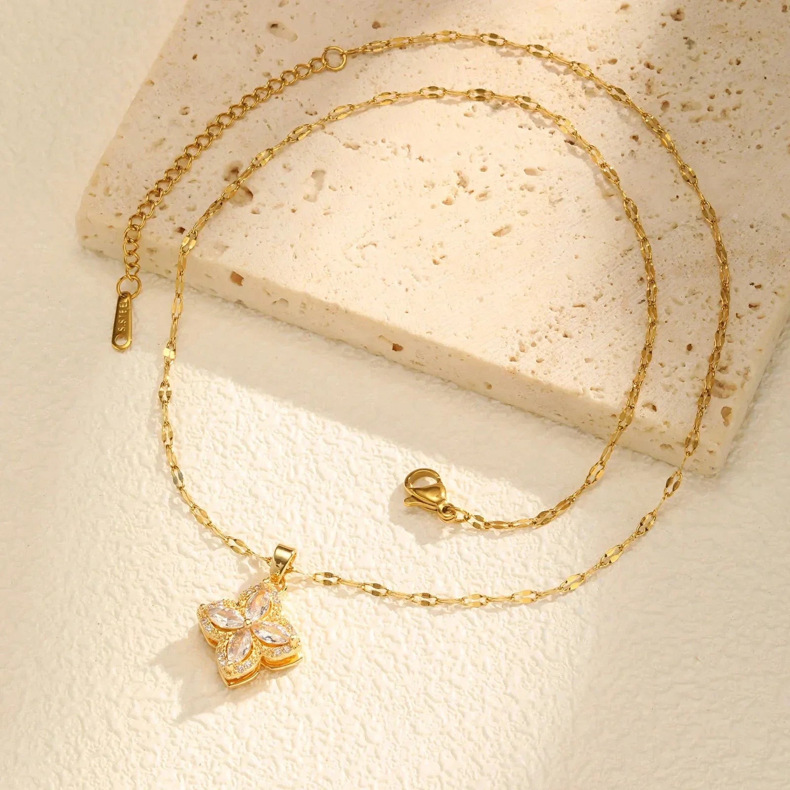 Collar con Colgante de Flor con Circonita Giratoria Antiestrés