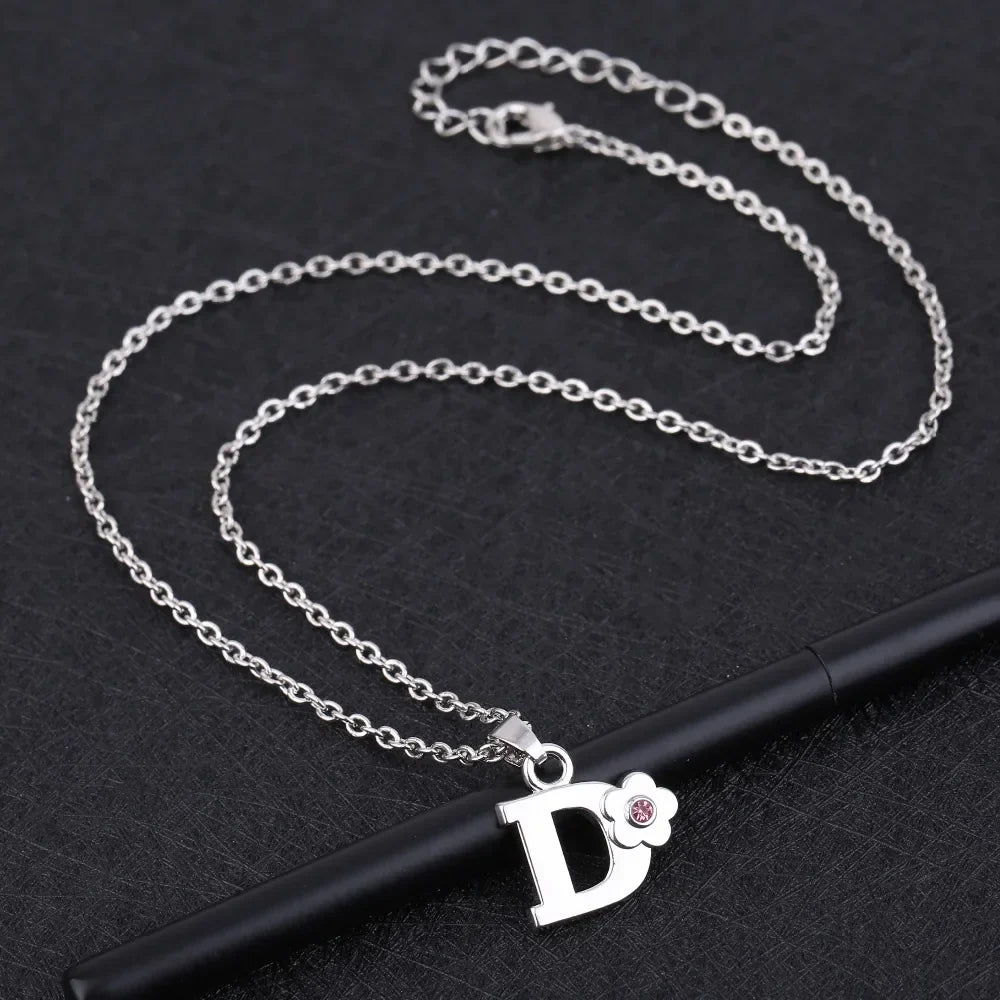 Collar con colgante de inicial y flor d