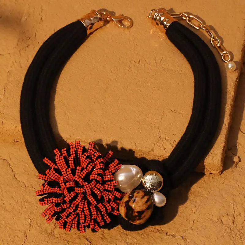 Collar Gargantilla con Colgante de Flor Roja y Perlas