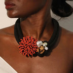 Collar Gargantilla con Colgante de Flor Roja y Perlas