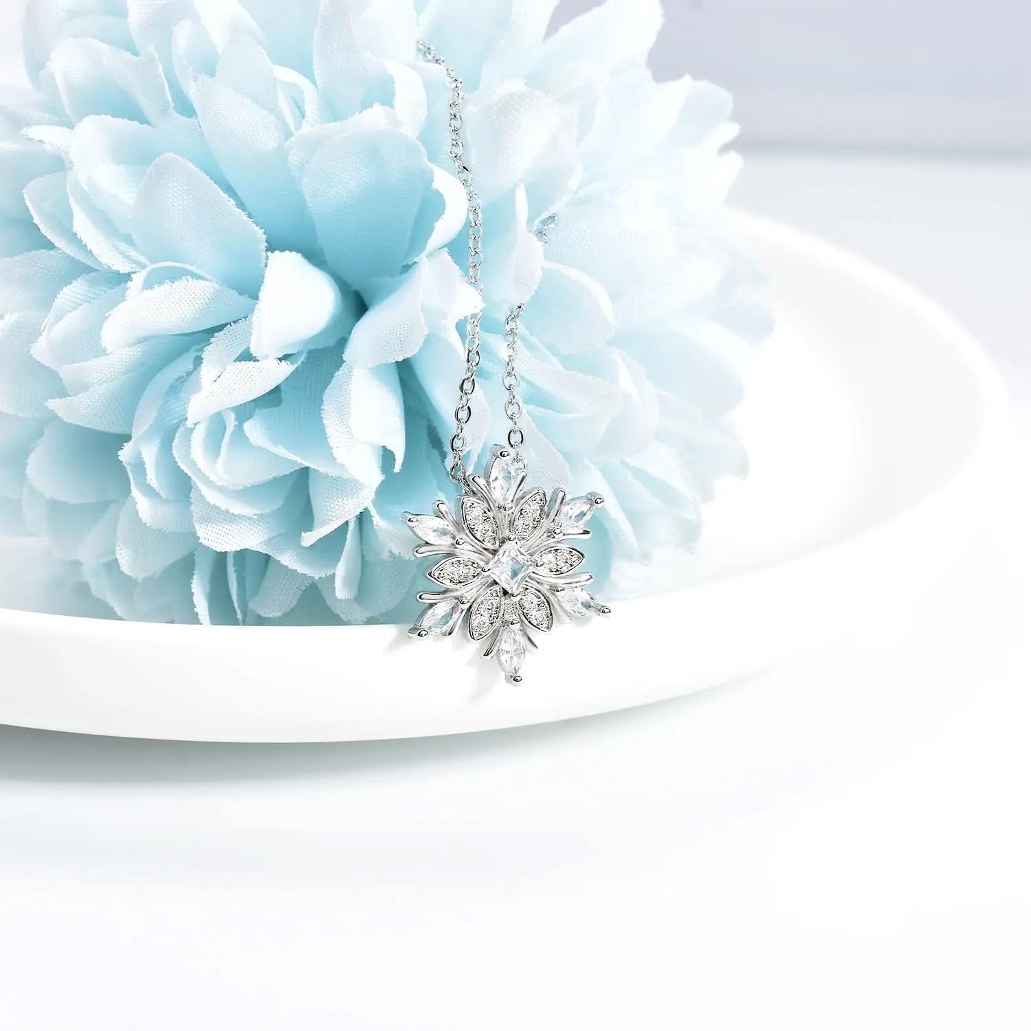 Collar con colgante de copo de nieve en circonia blanca