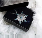 Collar con colgante de copo de nieve en circonia azul