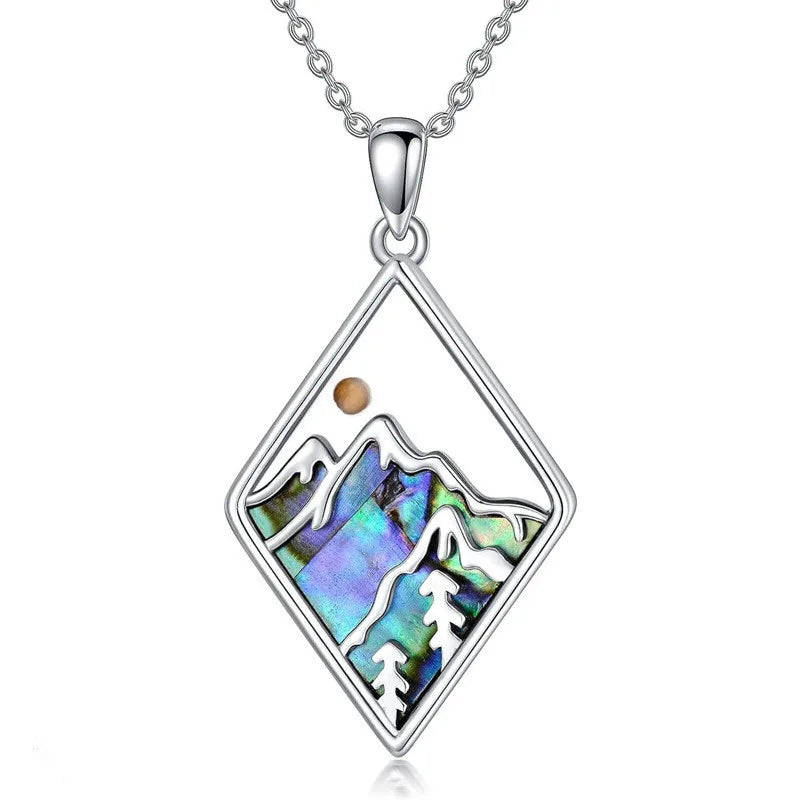 Collar con Colgante Geométrico Montaña