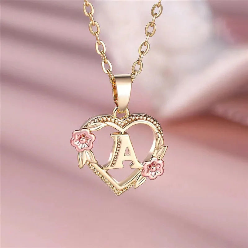 Collar con colgante de inicial, corazón y flores a