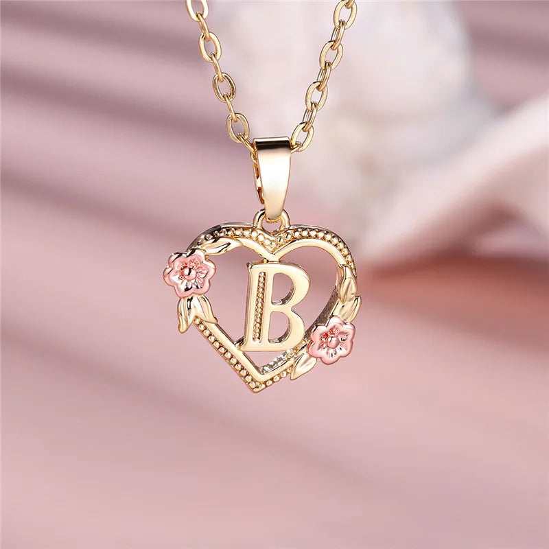 Collar con colgante de inicial, corazón y flores b