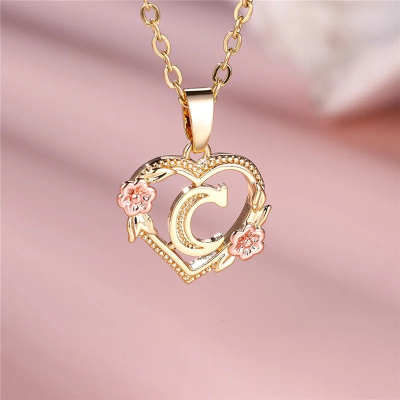 Collar con colgante de inicial, corazón y flores c