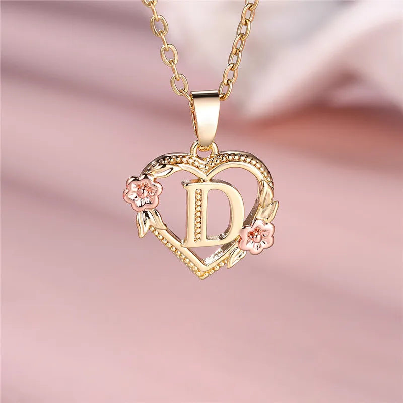Collar con colgante de inicial, corazón y flores d