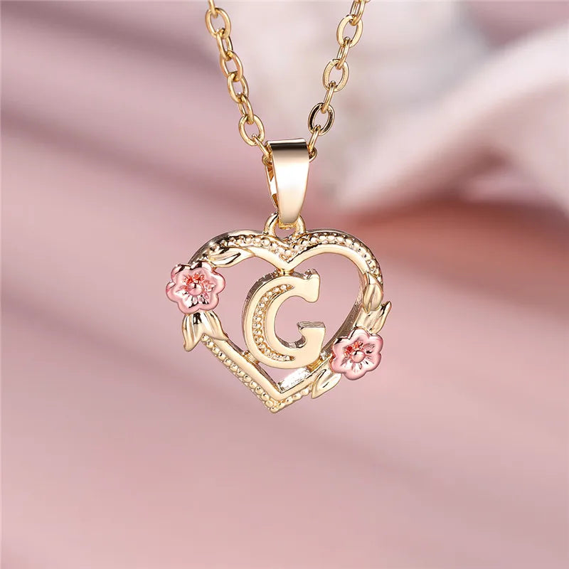 Collar con colgante de inicial, corazón y flores g