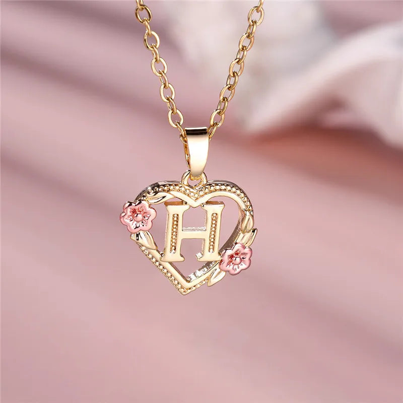Collar con colgante de inicial, corazón y flores h