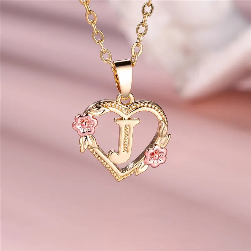 Collar con colgante de inicial, corazón y flores j