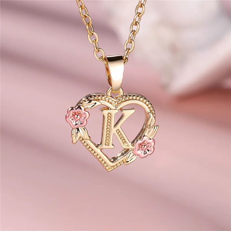 Collar con colgante de inicial, corazón y flores k