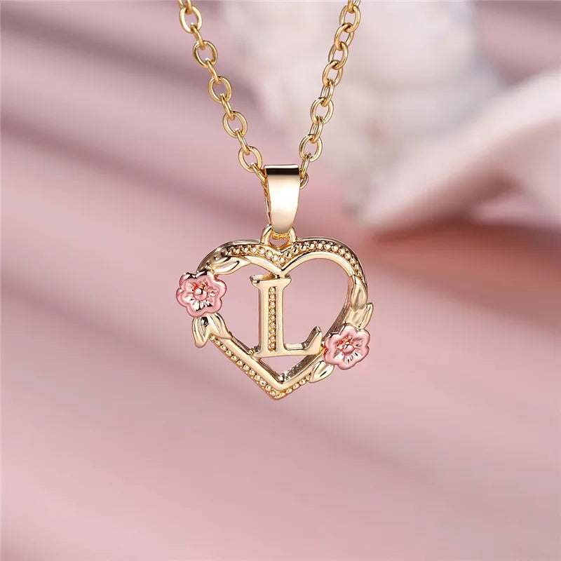 Collar con colgante de inicial, corazón y flores l