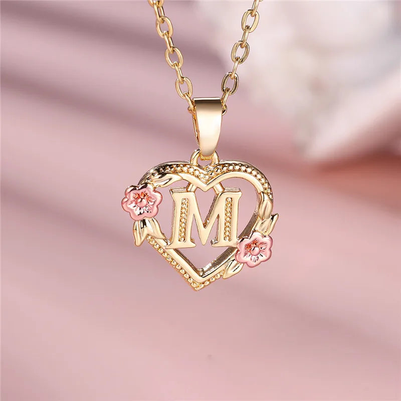 Collar con colgante de inicial, corazón y flores m