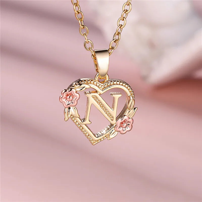 Collar con colgante de inicial, corazón y flores n