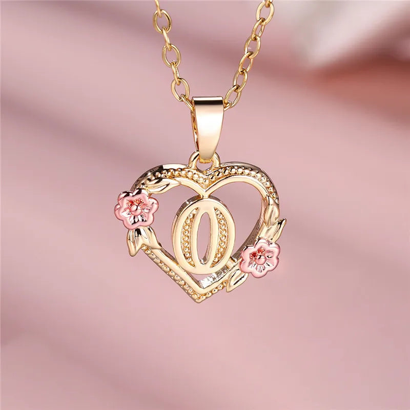 Collar con colgante de inicial, corazón y flores o