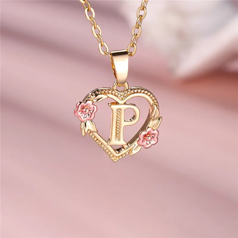 Collar con colgante de inicial, corazón y flores p