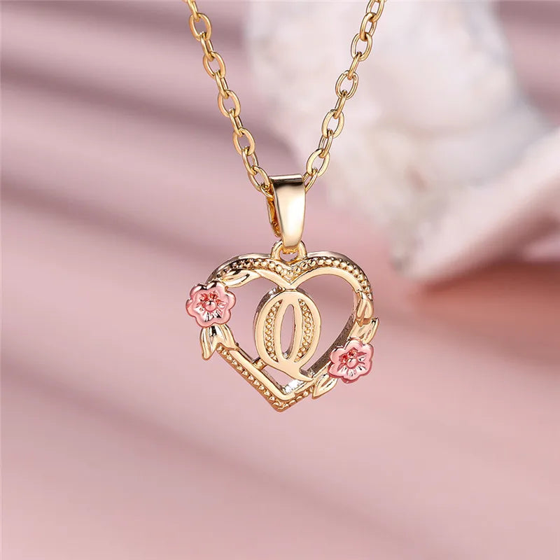 Collar con colgante de inicial, corazón y flores q