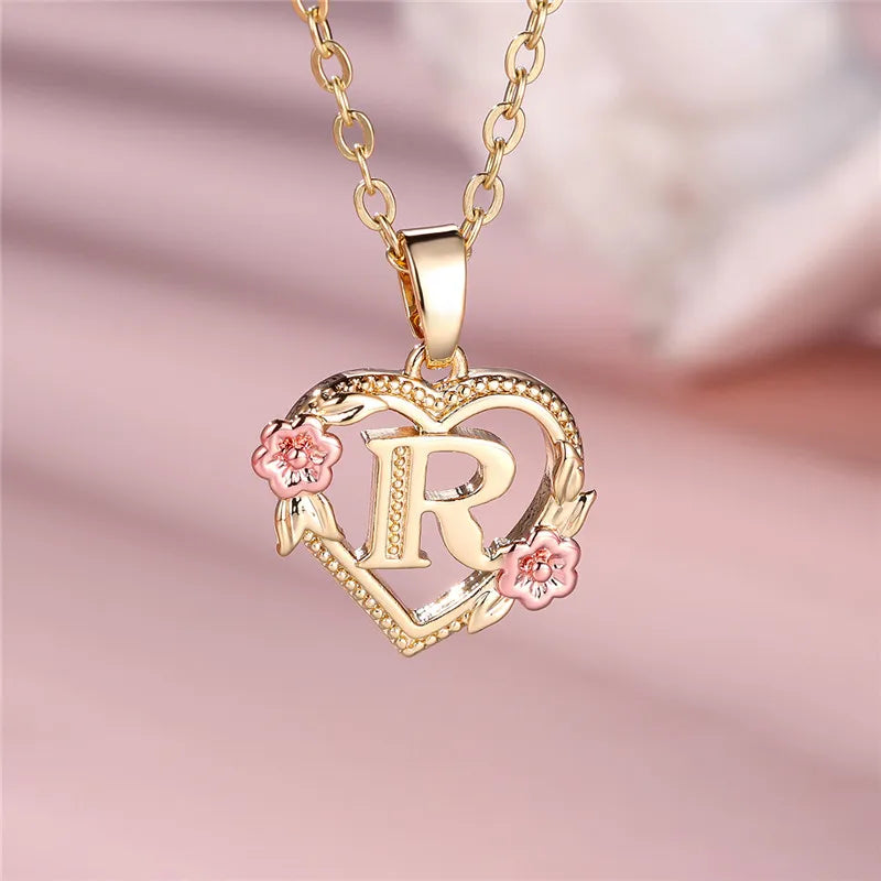 Collar con colgante de inicial, corazón y flores r