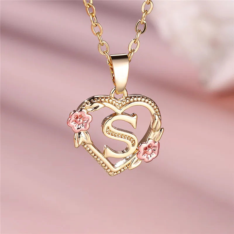 Collar con colgante de inicial, corazón y flores s