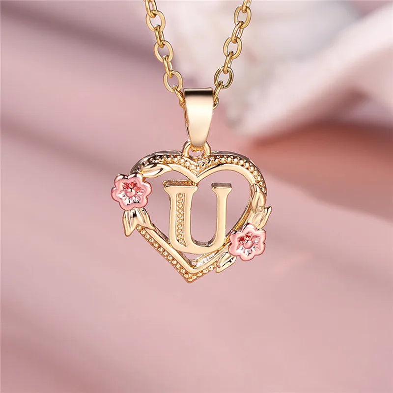 Collar con colgante de inicial, corazón y flores u