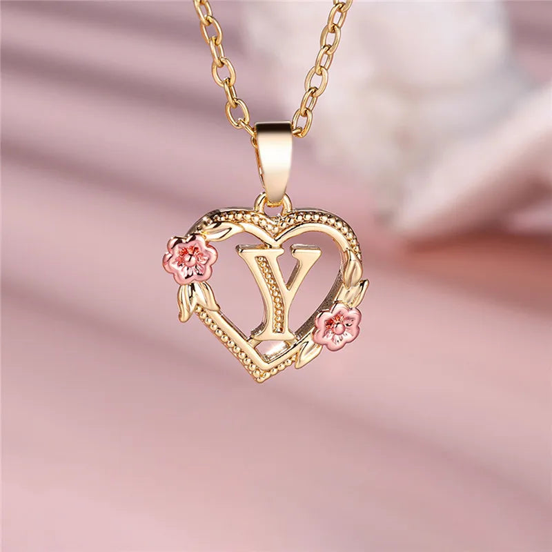 Collar con colgante de inicial, corazón y flores y