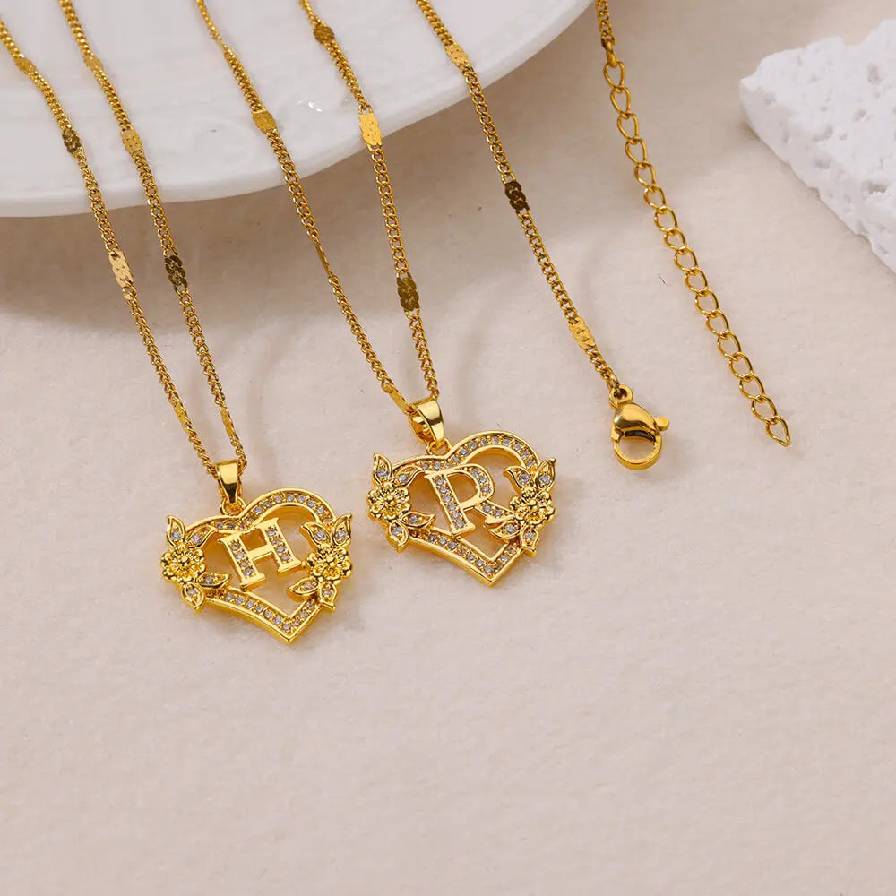 Collar con colgante de inicial y corazón