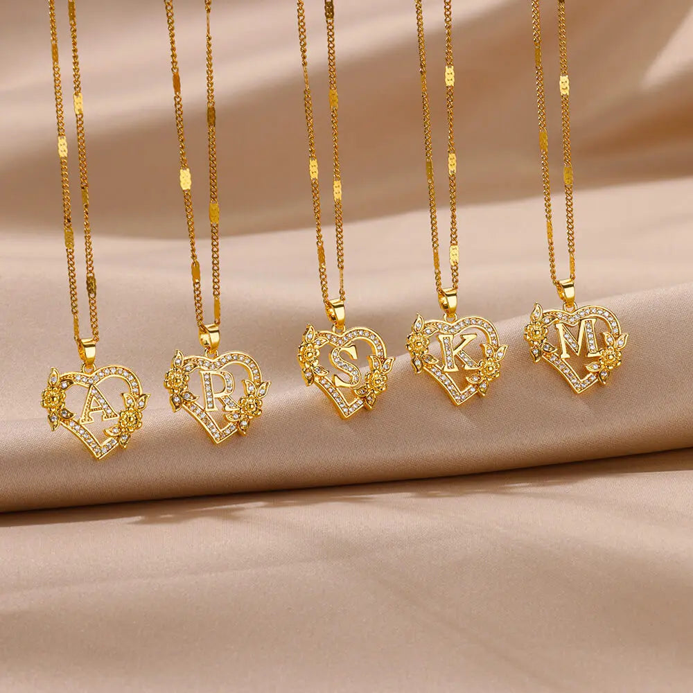 Collar con colgante de inicial y corazón