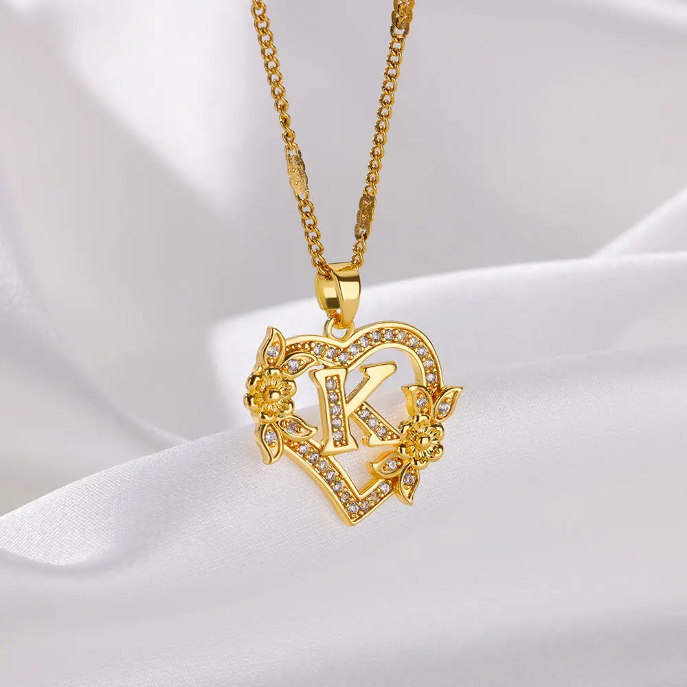 Collar con colgante de inicial y corazón k