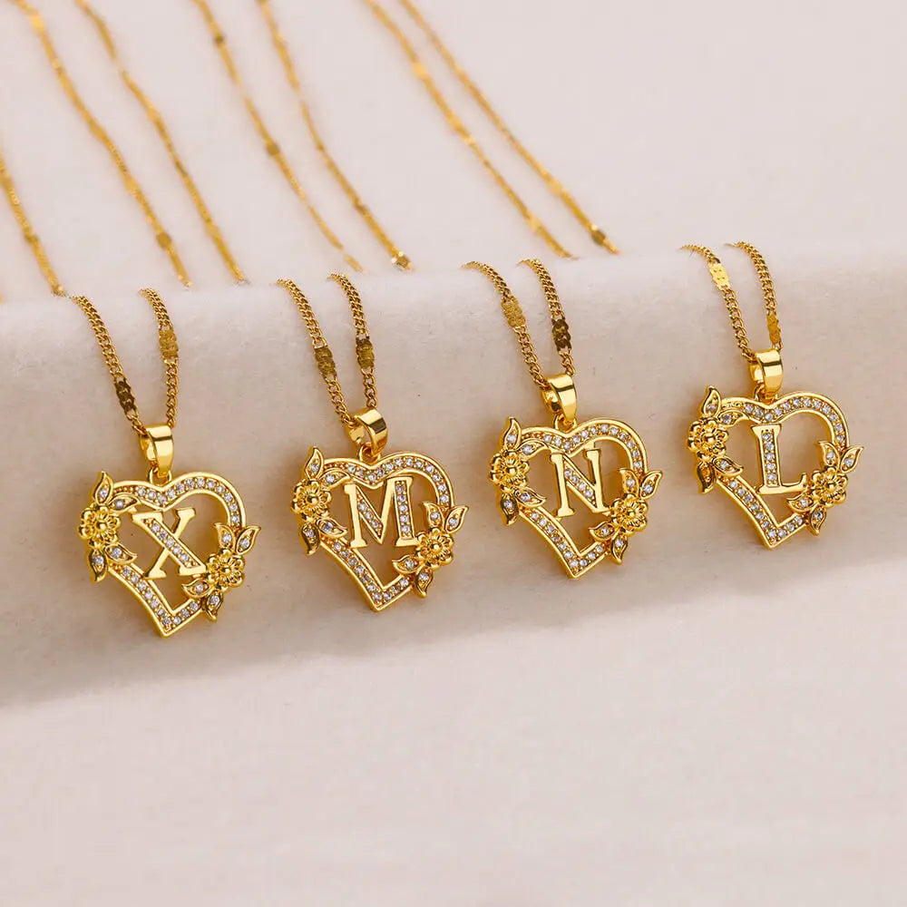 Collar con colgante de inicial y corazón m